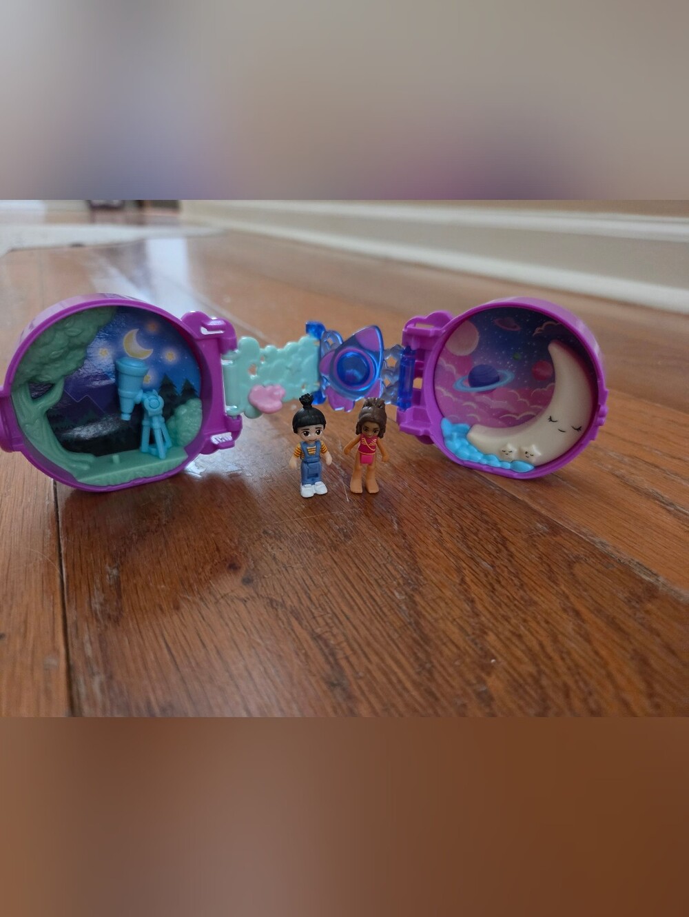 Polly Pocket Mini Playset with Two Dolls - Shooting Star. On The Go